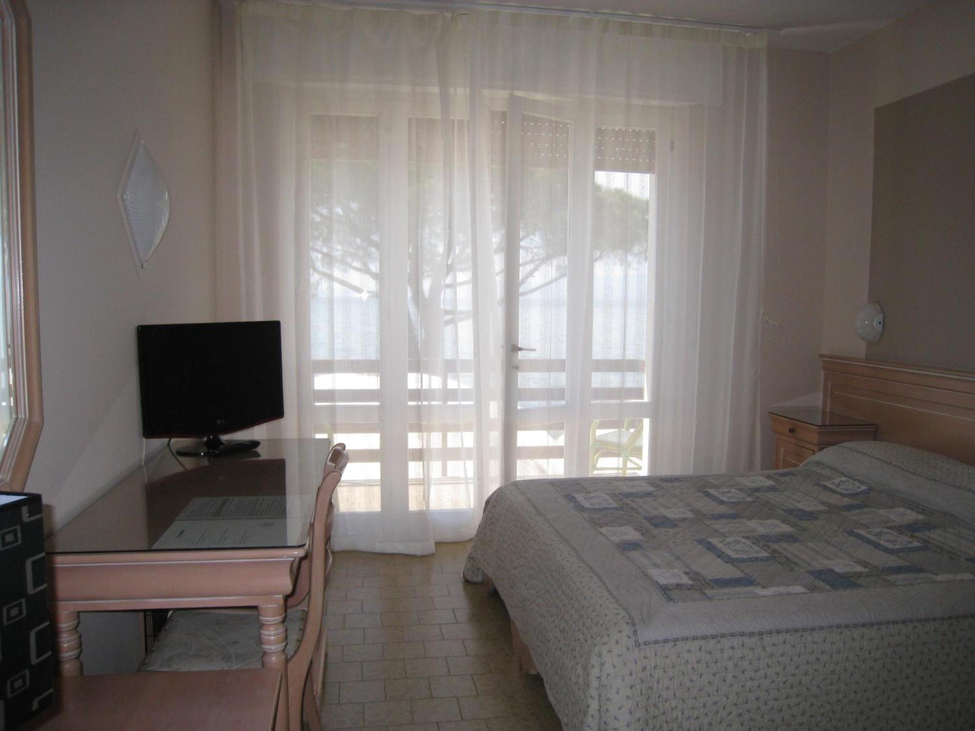 Esperia Hotel 2*