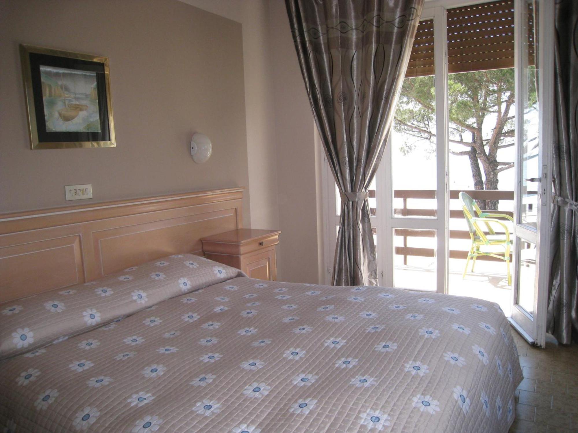 Esperia Hotel 2*